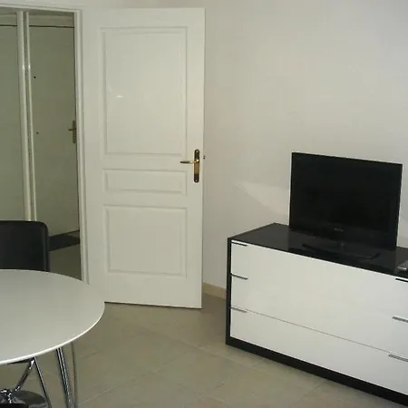 Sleeps 2 Air Con Wifi Cannes