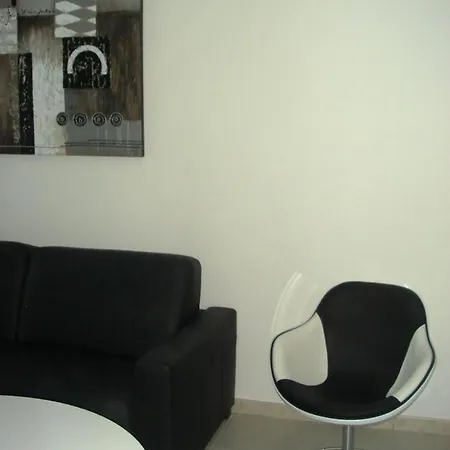 Sleeps 2 Air Con Wifi